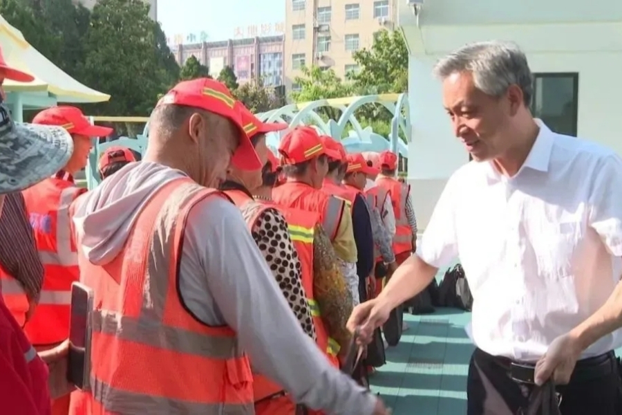 沈明舉等縣領(lǐng)導(dǎo)慰問(wèn)高溫堅(jiān)守一線(xiàn)干部職工