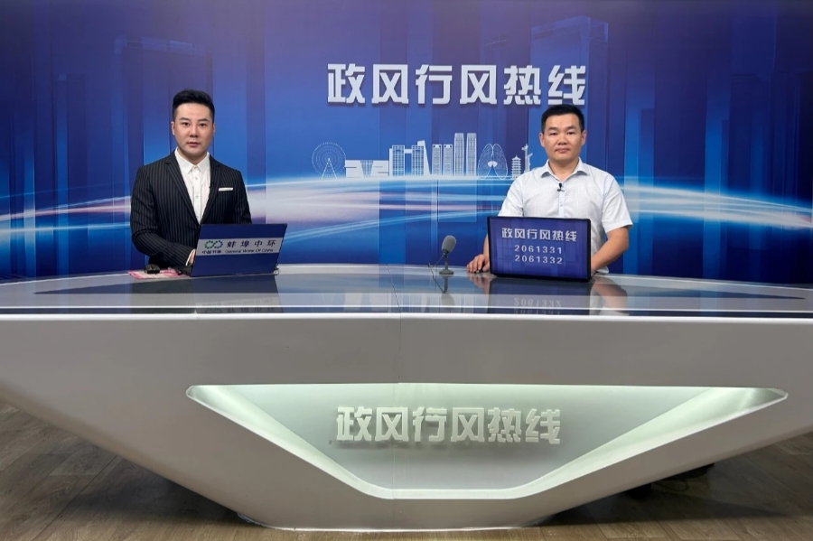 固鎮(zhèn)縣委常委、常務(wù)副縣長(zhǎng)王敬為市民答疑解惑